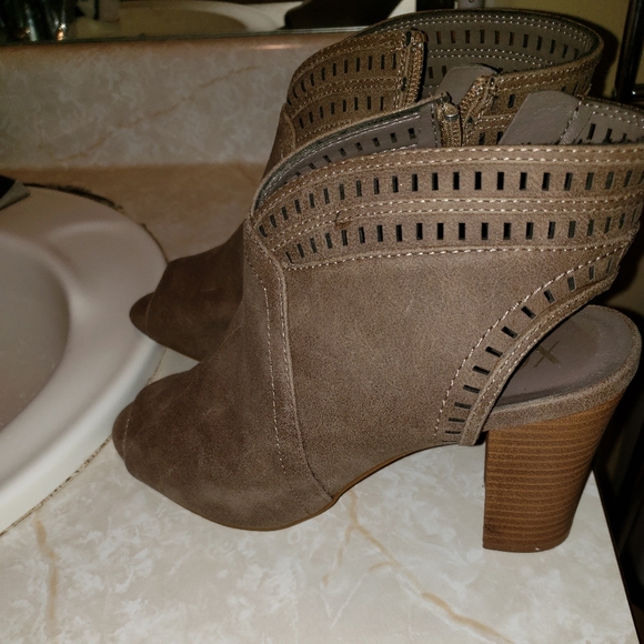 Shoes - Picture 2 of 3